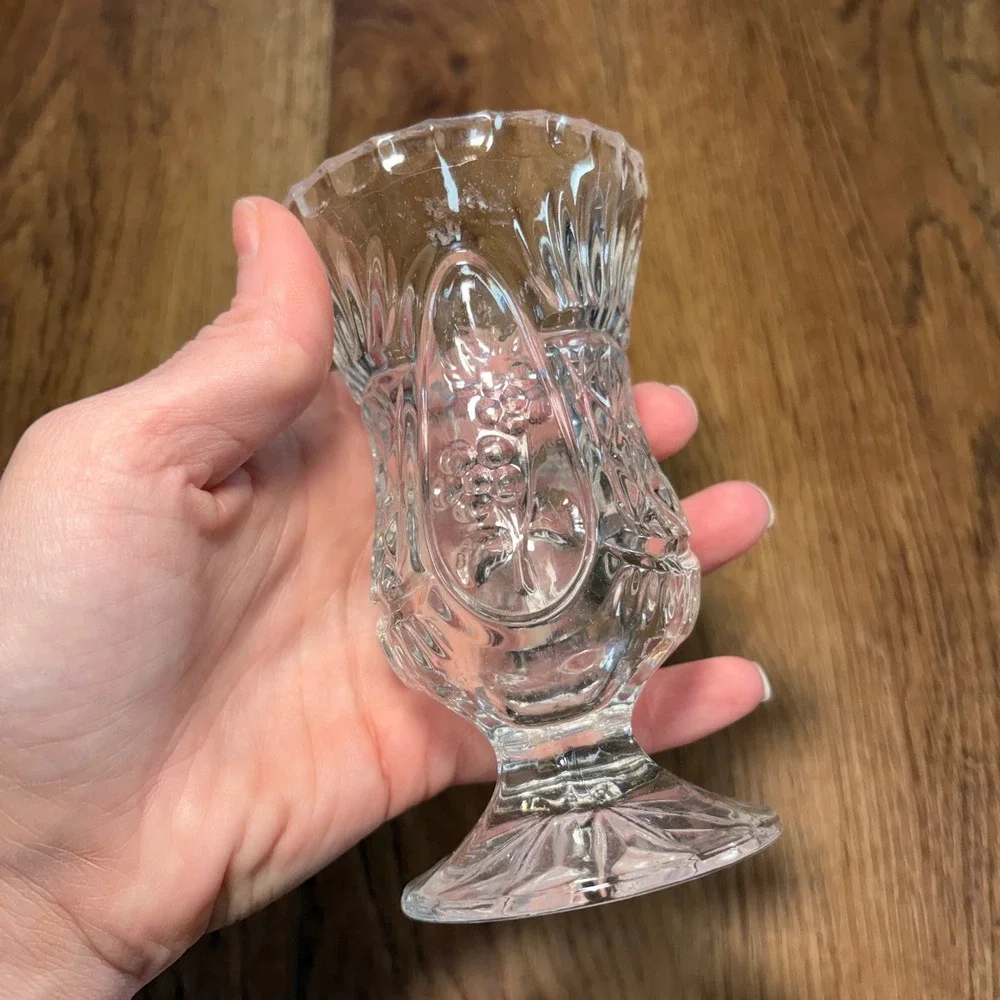 Vintage Pressed Glass Bud Vase Floral Grape Cluster Footed Scalloped Rim‎ 5